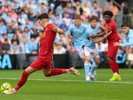 VIGO, 03/01/2026.- El jugador del Valencia Pepelu falla un penalti durante el partido de LaLiga entre el Celta de Vigo y el Valencia disputado este sábado en el estadio de Balaidos en Vigo. EFE / Salvador Sas