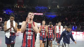 Los jugadores del Baskonia, tras el partido contra el Baxi Manresa en la Liga Endesa.