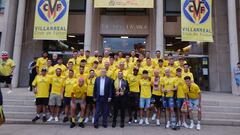 La plantilla del Villarreal B, con el presidente Fernando Roig y el alcalde de Vila-real.
