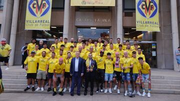 La plantilla del Villarreal B, con el presidente Fernando Roig y el alcalde de Vila-real.