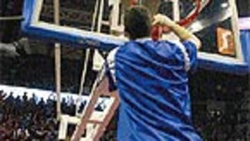 <B>EN LO MÁS ALTO</B>. Sconochini y Oberto aplauden a Sergi Vidal, que corta la red como recuerdo y trofeo.