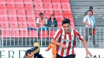 <b>GRAN OCASIÓN. </b>Bóveda rozó el gol tras regatear al meta belga.