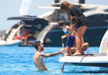 Lionel Messi y su mujer Antonella Roccuzzo con sus hijos Thiago and Mateo de vacaciones en Ibiza