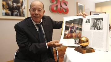 Luis Su&aacute;rez posa con su Bal&oacute;n de Oro en AS. 