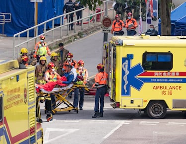 Un bombero herido es trasladado a una ambulancia después de que un incendio masivo arrasara los rascacielos del complejo Wang Fuk Court el 27 de noviembre de 2025 en Hong Kong, China.