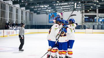 Las jugadoras de la selección española femenina de hockey hielo celebran un gol durante los Mundiales de Andorra.
