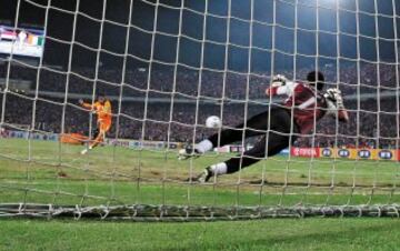 Didier Drogba jugador de Costa de Marfil lanza un penalt a Essam Al Hadari portero de la selección de Egipto durante la tanda de penaltis de la final de la Copa de África de 2006 