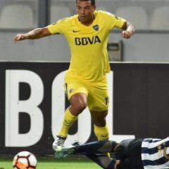 Dos palos de Cardona y Tévez dejan sin victoria a Boca en Lima