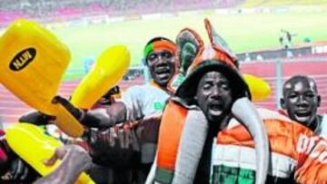 <b>MARFIL. </b>Un aficionado costamarfileño vestido de elefante.