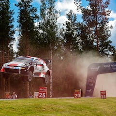 Kalle Rovanpera marca el ritmo ante su público