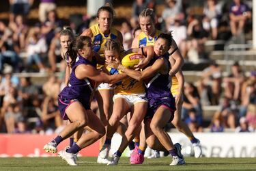 Las jugadoras de las Fremantle Dockers Gabby OSullivan (izquierda) y Kiara Bowers (derecha) intentan arrebatar el balón a Isabella Lewis, de las West Coast Eagles. La imagen corresponde al partido de primera ronda de la Liga de Fútbol Australiano Femenino (AFLW), que tuvo lugar en el Fremantle Oval de Perth, Australia, con triunfo local (43-15).