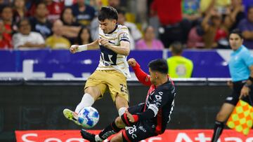 AME3220. GUADALAJARA (MÉXICO), 24/08/2024.- Aldo Rocha (d) de Atlas disputa el balón con Ignacio Pussetto de Pumas, este sábado durante un partido correspondiente a la jornada 3 del Torneo Apertura 2024 de la liga del fútbol mexicano, disputado en el Estadio Jalisco, en Guadalajara (México). EFE/ Francisco Guasco