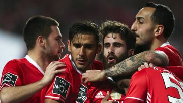 Con dos goles del griego Kostas Mitroglou y otro del portugués Rafa Silva, Las Águilas se mantienen líder de la Liga portuguesa.