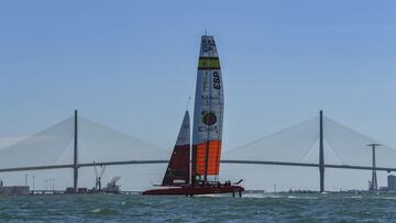 El F50 Victoria de España navega durante un entrenamiento en la Bahía de Cádiz.