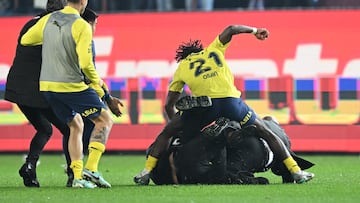 Numerosos ultras del Trabzonspor han agredido este domingo a los jugadores del Fenerbahçe tras perder su club en casa por 2-3. Tras pitarse el final del partido, los jugadores del Fenerbahçe intentaron celebrar la victoria sobre el césped, pero numerosos ultras del Trabzonspor irrumpieron en el campo agrediendo a los jugadores. Los futbolistas se defendieron, produciéndose una batalla campal de la que los jugadores fueron rescatados por las fuerzas de seguridad.