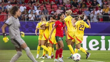 SION (Switzerland), 11/07/2025.- Belgium's Tessa Wullaert (C) celebrates scoring a 0:1 goal with her teammates during the UEFA Women's EURO 2025 Group B soccer match between Portugal and Belgium at the stade de Tourbillon stadium in Sion, Switzerland, 11 July 2025. (Bélgica, Suiza) EFE/EPA/JEAN-CHRISTOPHE BOTT EDITORIAL USE ONLY EDITORIAL USE ONLY