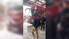 Alexis Sánchez llega a Barcelona, se encuentra con hinchas “culés” y esto ocurre