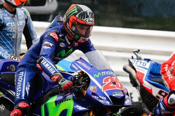 Maverick Viñales espera el inicio de la carrera.