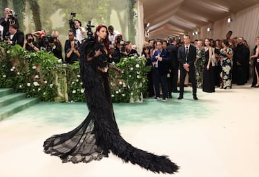 La cantante Dua Lipa, posa con un vestido transparente y con plumas de la firma Marc Jacobs.