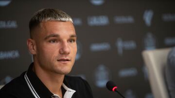 Ferran Jutglà durante su presentación con el Celta.