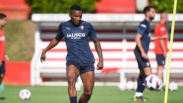 31-08-23. JUAN OTERO, EN EL ENTRENAMIENTO DEL SPORTING EN MAREO.