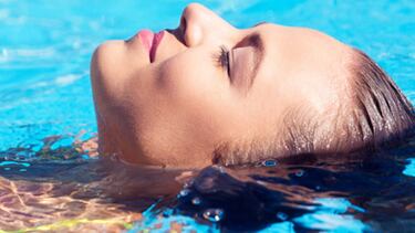 Este polvo cubrecanas es muy fácil de usar y resistente al agua