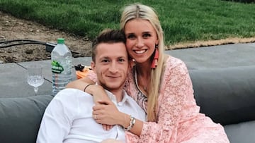 El futbolista alem¨¢n del Borussia Dortmund, Marco Reus, y su novia, la modelo, tambi¨¦n germana, Scarlett Gartmann.