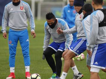 Futbol, entrenamiento de Universidad de Chile
 El jugador  de  de Universidad de Chile Fabian Monzon y Matias Rodriguez son  fotografiados  durante  el entrenamiento  en las canchas del CDA en Santiago, Chile.
 16/05/2017
 Ramon Monroy/Photosport