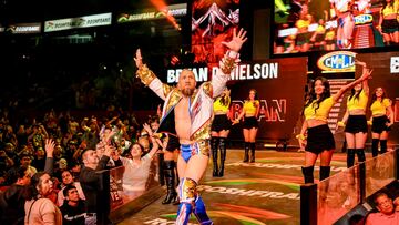 Momento en que Bryan Danielson entra a la Arena México.