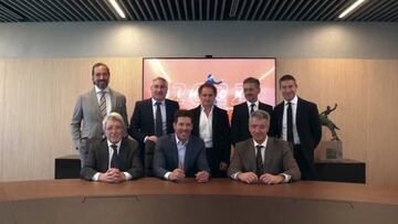 Simeone en la firma de su renovación.