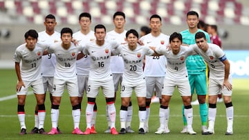 FILE PHOTO: Soccer Football - AFC Champions League - Round of 16 - Vissel Kobe v Shanghai SIPG - Khalifa International Stadium, Doha, Qatar - December 7, 2020  Shanghai SIPG players pose for a team group photo before the match  REUTERS/Ibraheem Al Omari/F