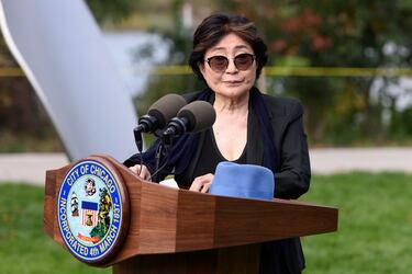 Yoko Ono nació el 18 de febrero de 1933 en Tokio, Japón.
Artista conceptual, música y activista por la paz, alcanzó notoriedad mundial por su relación con John Lennon y su papel en el movimiento Fluxus. Fue coautora de 'Imagine' y ha desarrollado una carrera artística independiente marcada por el arte experimental y el activismo. Ha vivido entre Nueva York, Tokio y Londres, y su obra ha sido reivindicada recientemente como incomprendida y pionera.

Actualmente vive retirada en su granja en Nueva York, en silla de ruedas y alejada del foco público. No se la ha visto en actos públicos desde hace 8 años, y ha cedido la gestión de sus negocios a su hijo Sean Lennon debido a problemas físicos importantes.