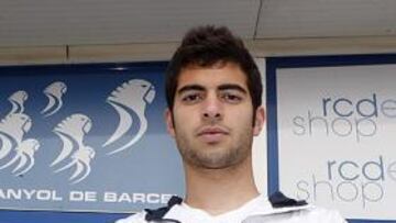 <b>'VIEJOS' RECUERDOS. </b>Jordi Amat, que posó ayer para AS, debutó en Primera en el Espanyol-Mallorca del curso pasado en Cornellà-El Prat.