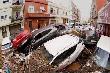 Vecinos observan los autos amontonados luego de ser arrastrados por las inundaciones en Valencia, España.
Associated Press/LaPresse