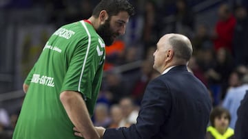 Bourousis, ya con la camiseta del Laboral Kutxka, y Pablo Laso antes de un partido de esta temporada.