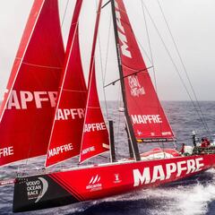 El 'Scallywag' arriesga por el mando y se aleja del 'MAPFRE'