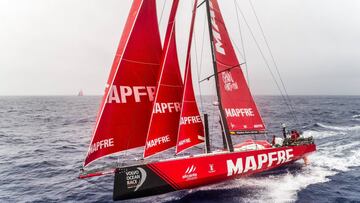 El 'Scallywag' arriesga por el mando y se aleja del 'MAPFRE'