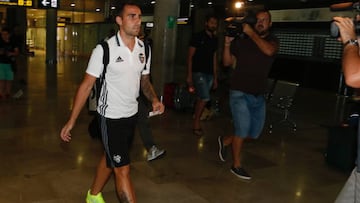 Alcácer omitted from Valencia squad ahead of Barça move