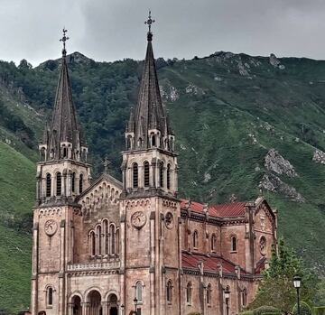 Si hablamos de Cangas de On¨ªs no podemos evitar mencionar Covadonga, lugar emblem¨¢tico muy pr¨®ximo a este otro pueblo y donde encontraremos el santuario de la virgen de Covadonga, as¨ª como su catedral o sus famosos Lagos de Covadonga.