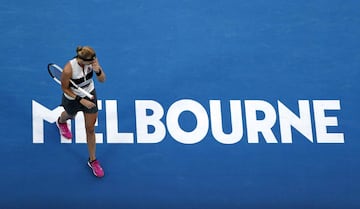 Petra Kvitova pasea por encima del cartel del torneo australiano. 