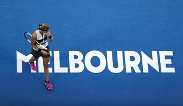 Petra Kvitova pasea por encima del cartel del torneo australiano.