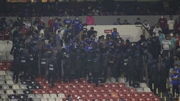 Aficionados son retirados del Estadio Azteca por grito homof&oacute;bico