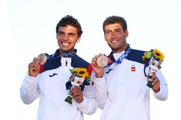 Jordi Xammar y Nico Rodríguez posan con la medalla de bronce