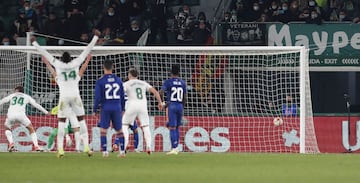 ¡Gol de Verdú! Ejecutó la falta desde la frontal, el balón tocó en la barrera y le cayó de nuevo, volvió a rematar y esta vez tocó en Ceballos y despistó a Lunin







