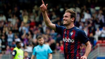 Eibar - Amorebieta. Bautista celebra el cuarto tanto.