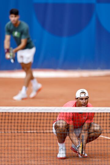 Carlos Alcaraz y Rafa Nadal realizan su primer entrenamiento de dobles en la pista 2 de Roland Garros.