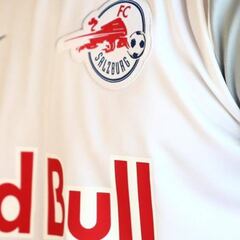 El Red Bull Salzburgo cambia su escudo para jugar la Champions