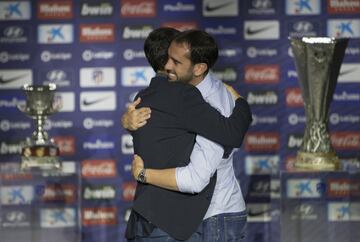 Abrazo entre Godín y Juanfran. 