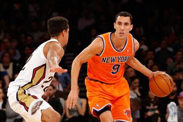 Pablo Prigioni con el balón ante Brian Roberts (New Orleans Pelicans) en el Madison Square Garden.