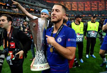 El Chelsea campe¨®n de la Europa League. Eden Hazard con el trofeo.